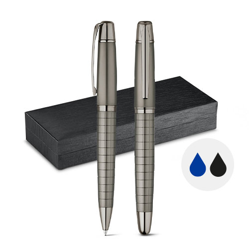 Set con penna roller con refill nero e penna a sfera in metallo in refill blu con meccanismo a rotazione in confezione regalo
