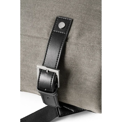 Zaino porta pc Branve da 15.6" in tessuto e similpelle con cinturini regolabili sui lati e impugnatura rinforzata