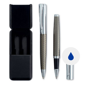 Set penne in metallo roller e meccanismo a rotazione e con finiture particolari sul fusto in confezione regalo e refill blu