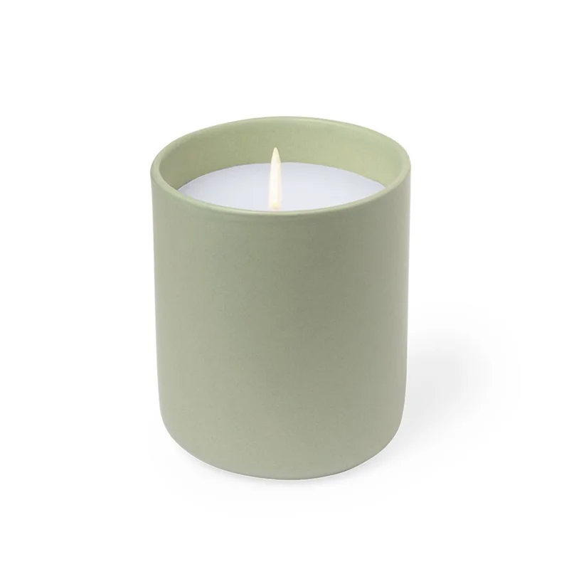 Candela aromatica alla vaniglia in vasetto di ceramica con confezione in carta kraft