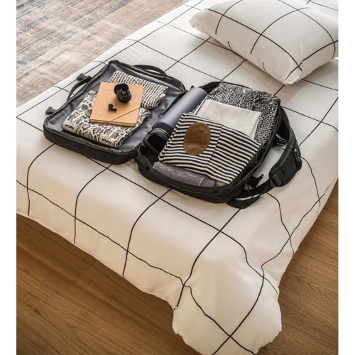 Zaino porta pc da 17,3" e tablet da 10,1" in RPET poliestere riciclato con finitura idrorepellente e cinghia per trolley