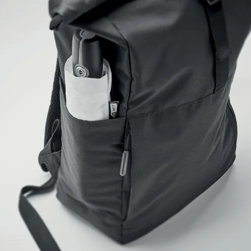 Zaino porta pc da 15" rolltop in RPET con ampia tasca frontale e chiusura con cerniera a zip e tasche laterali per le borracce