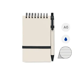 Block note A6 con spirale 70 fogli a righe in carta 70% cartone del latte riciclato e 30% carta riciclata con penna refill blu