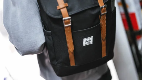 Zaino porta pc da 16" a marchio Herschel Retreat in tessuto riciclato con ampie tasche oggetti e chiusura a coulisse