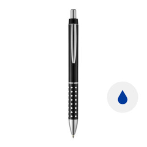 Penna a sfera in plastica disponibile in diverse colorazioni con impugnatura in alluminio e meccanismo a scatto e refill blu