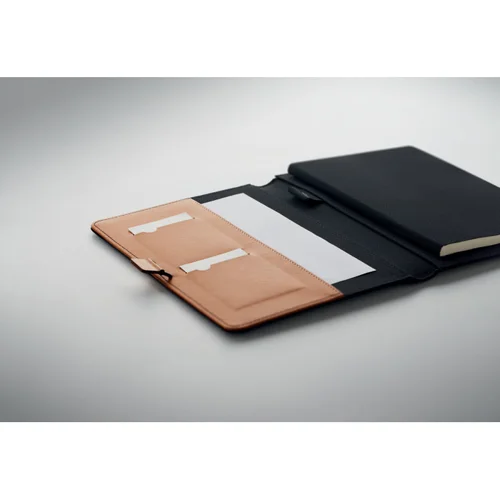 Cartella portadocumenti in RPET con block notes in formato A5 e fogli a righe e tasche porta oggetti