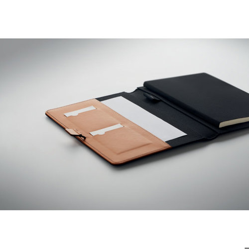 Cartella portadocumenti in RPET con block notes in formato A5 e fogli a righe e tasche porta oggetti