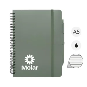 Blocco notes A5 con spirale e pagine a righe e copertina rigida in plastica riciclata e penna a sfera refill nero