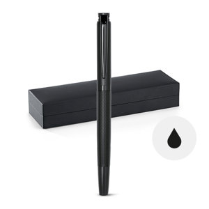 Penna roller in metallo con dettagli in rilievo sul corpo e con cappuccio e astuccio imbottito e refill nero