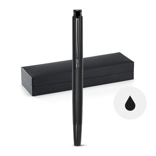 Penna roller in metallo con dettagli in rilievo sul corpo e con cappuccio e astuccio imbottito e refill nero