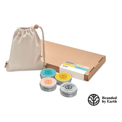 Set da viaggio Branded By Earth con prodotti vegani per viso corpo e capelli in astuccio di cotone bio