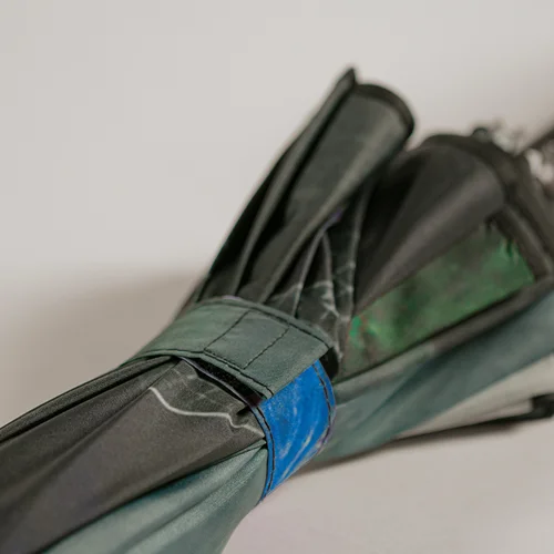 Ombrello automatico 23" a un pannello con asta in metallo nero e nervature in fibra di vetro per stampe ininterrotte
