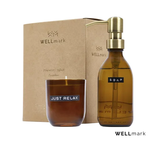 Set a marchio Wellmark composta da dispenser di sapone per le mani da 200ml e candela profumata da 150gr con fragranza di bambù
