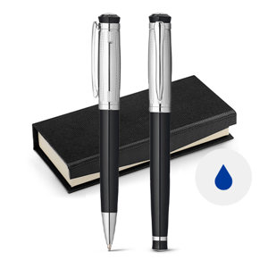 Set con penna roller e penna a sfera in metallo con refill blu fornita in scatola regalo con chiusura magnetica nera