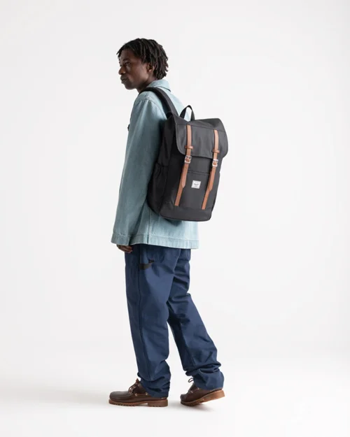 Zaino porta pc da 16" a marchio Herschel Retreat in tessuto riciclato con ampie tasche oggetti e chiusura a coulisse