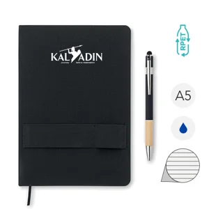 Block notes A5 con copertina rigida in RPET ed elastico porta cellulare con penna a sfera ad impugnatura in bambù refill blu