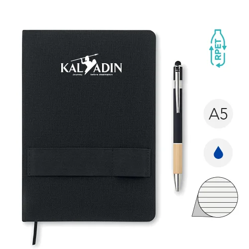 Block notes A5 con copertina rigida in RPET ed elastico porta cellulare con penna a sfera ad impugnatura in bambù refill blu