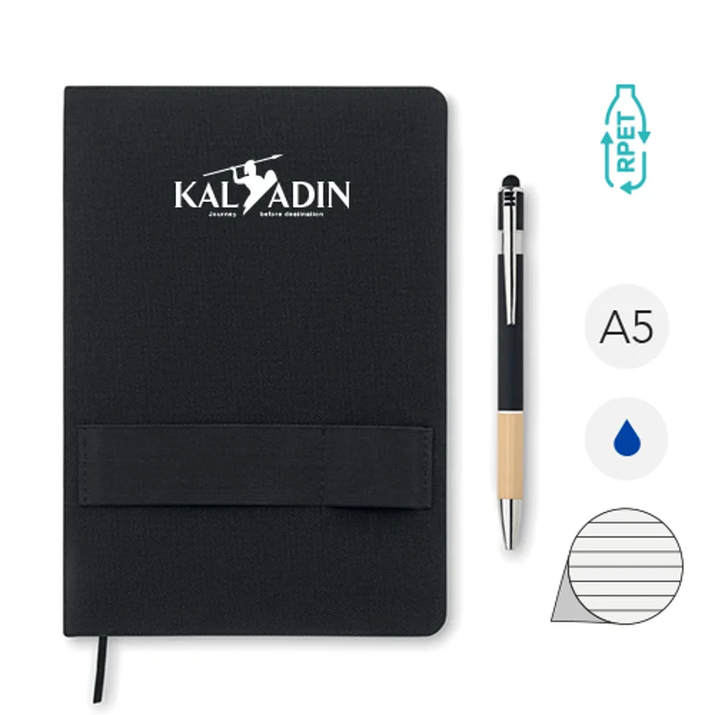 Block notes A5 con copertina rigida in RPET ed elastico porta cellulare con penna a sfera ad impugnatura in bambù refill blu
