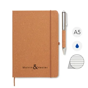 Set regalo block notes A5 copertina rigida in pelle riciclata pagine a righe in carta riciclata e penna in metallo refill blu