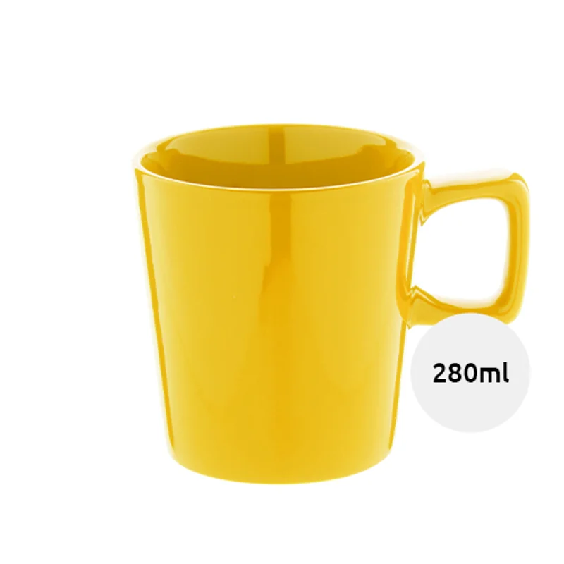 Tazza in ceramica colorata con manico rettangolare in confezione in cartoncino kraft da 280ml
