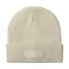 Berretto invernale in acrilico con patch sulla parte anteriore
