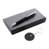 Set regalo con penna refill blu e portachiavi in alluminio riciclato con finitura gommata
