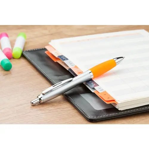 Penna in plastica con corpo argentato ed impugnatura in gomma colorata con meccanismo a scatto e refill blu