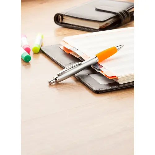 Penna in plastica con corpo argentato ed impugnatura in gomma colorata con meccanismo a scatto e refill blu