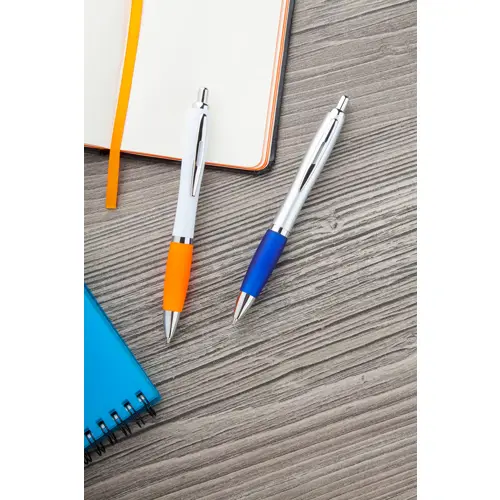 Penna in plastica con corpo argentato ed impugnatura in gomma colorata con meccanismo a scatto e refill blu