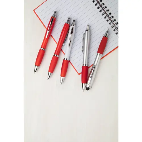 Penna in plastica con corpo argentato ed impugnatura in gomma colorata con meccanismo a scatto e refill blu