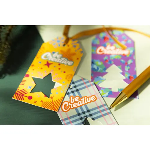 Etichetta natalizia personalizzata in cartoncino e nastro dorato