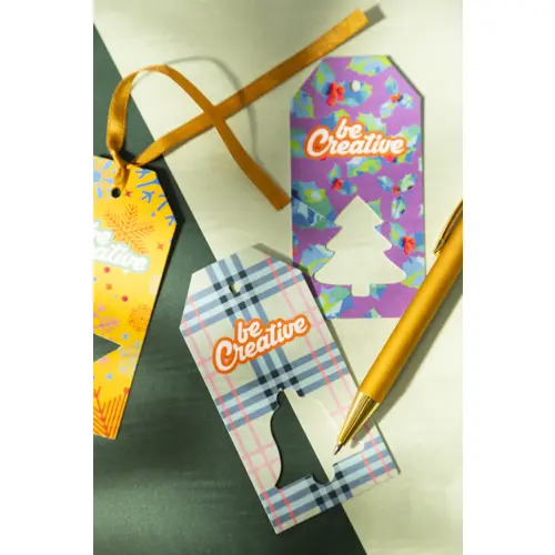 Etichetta natalizia personalizzata in cartoncino e nastro dorato