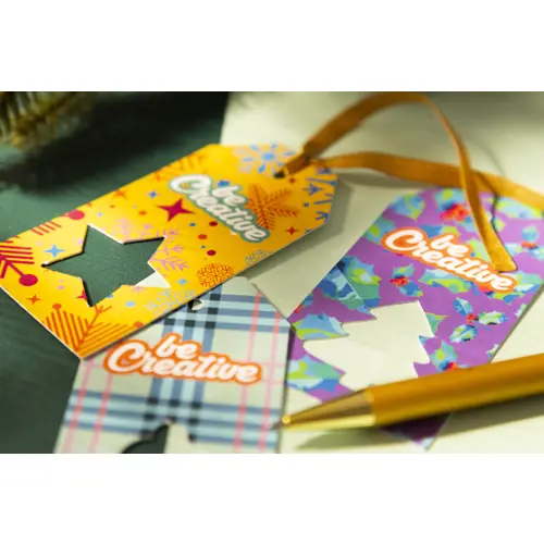 Etichetta natalizia personalizzata in cartoncino e nastro dorato