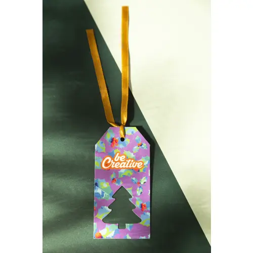 Etichetta natalizia personalizzata in cartoncino e nastro dorato