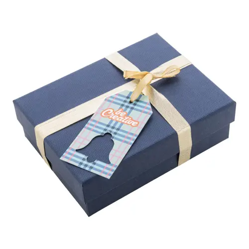 Etichetta natalizia personalizzata in cartoncino e nastro dorato