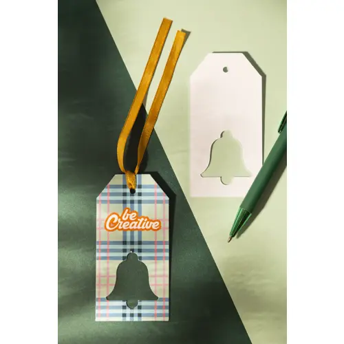 Etichetta natalizia personalizzata in cartoncino e nastro dorato