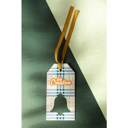 Etichetta natalizia personalizzata in cartoncino e nastro dorato