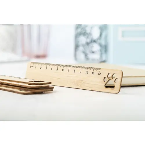 Righello in bambù con vari soggetti intagliati