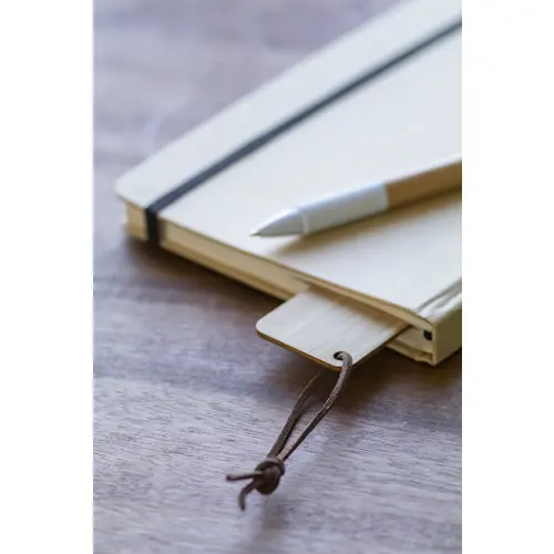 Segnalibro in bambù con cordino in PU