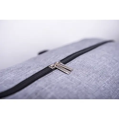 Borsone sportivo in poliestere con tracolla e porta USB integrata per power bank 50x30x29cm