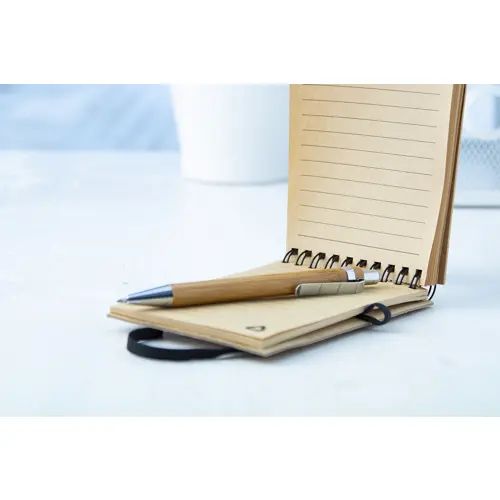 Block Notes A6 con copertina in bambù rilegatura a aspirale sul superiore e 70 fogli a righe e penna a sfera in bambù in refill blu