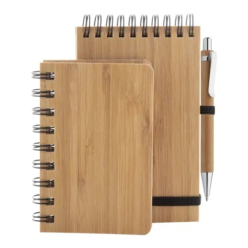 Block Notes A6 con copertina in bambù rilegatura a aspirale sul superiore e 70 fogli a righe e penna a sfera in bambù in refill blu