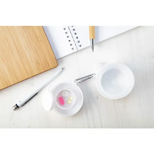 Bicchiere pieghevole in plastica con portapillole e moschettone in metallo da 220ml