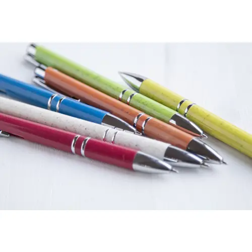 Penna a sfera in plastica ecologica disponibile in vari colori con parti mettalicche e con meccanismo a scatto e refill blu