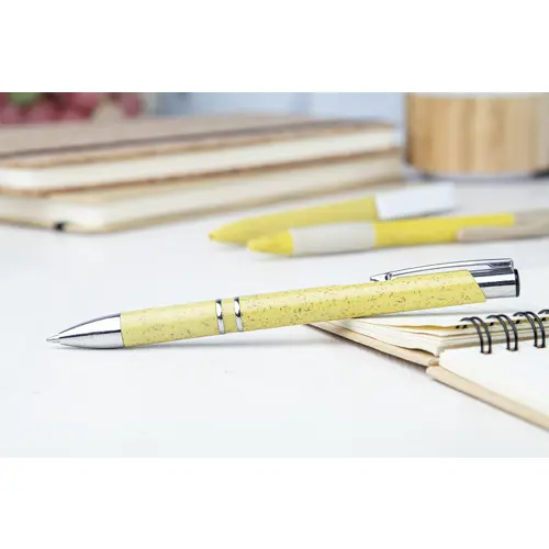 Penna a sfera in plastica ecologica disponibile in vari colori con parti mettalicche e con meccanismo a scatto e refill blu