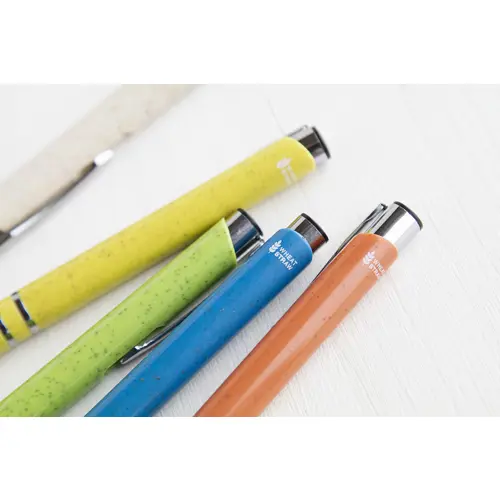 Penna a sfera in plastica ecologica disponibile in vari colori con parti mettalicche e con meccanismo a scatto e refill blu