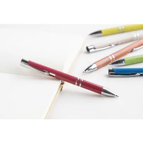 Penna a sfera in plastica ecologica disponibile in vari colori con parti mettalicche e con meccanismo a scatto e refill blu