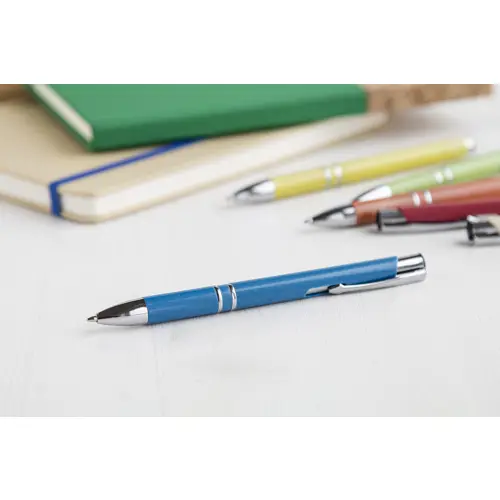 Penna a sfera in plastica ecologica disponibile in vari colori con parti mettalicche e con meccanismo a scatto e refill blu