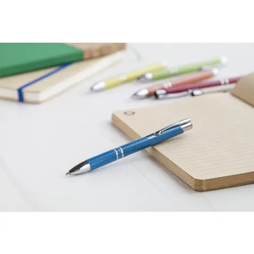 Penna a sfera in plastica ecologica disponibile in vari colori con parti mettalicche e con meccanismo a scatto e refill blu