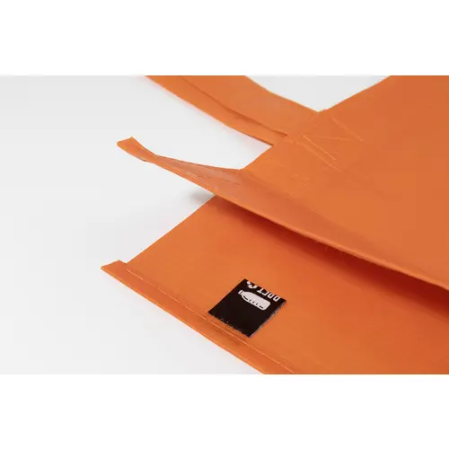 Shopper in RPET a soffietto con finitura laminata in diverse colorazioni con mainici lunghi da 105gr 42x35x15cm